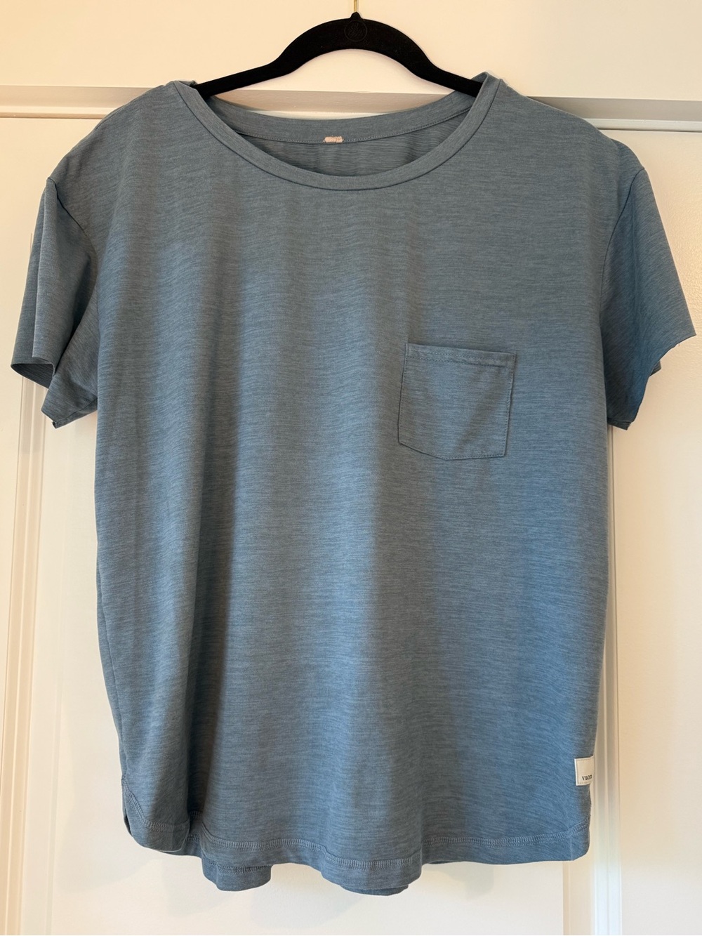 Vuori Lux Performance Pocket Tee Shirt Size Medium Light Heather Blue Athletic